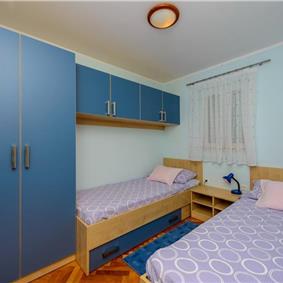 2 bedroom villa with pool and mountain views near Orašac, sleeps 4